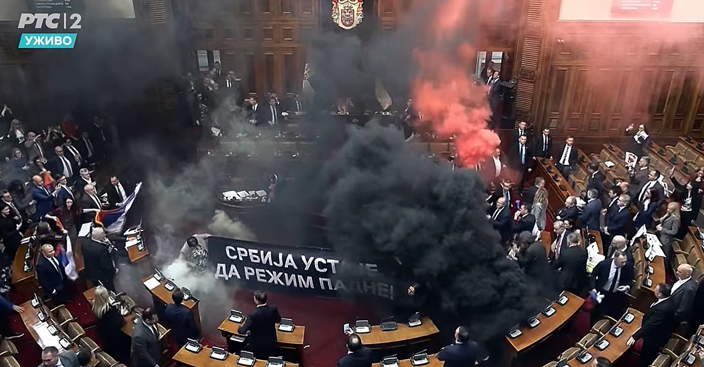 HAOS U BEOGRADU! DIMNE BOMBE I ŠOK BOMBE U NAJVIŠEM DOMU (FOTO+VIDEO)